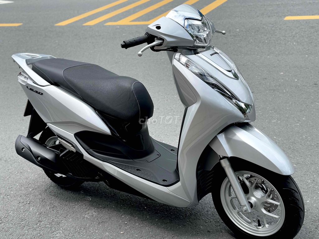 Honda Lead 125 4V модель 2023 LED серебристый Porsche номера Хошимина