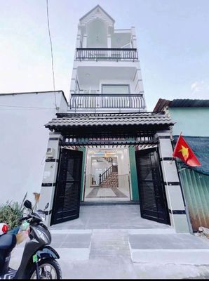 Nhà 3 Tầng Gồm 6 phòng ngủ ban công trước sau rất hiếm.