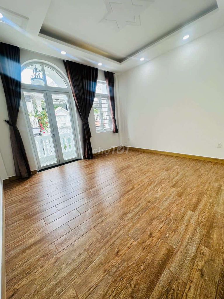 Nhà  lửng 2 lầu sân thượng 4pn 5wc xe hơi để trong nhà