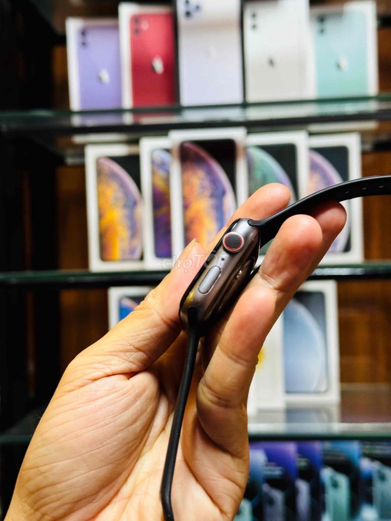 Apple Watch Series 4 44mm Đen. Mua bán Thiết bị đeo thông minh tại Thành phố Long Xuyên An Giang được đăng bởi Phạm Vũ hình 1