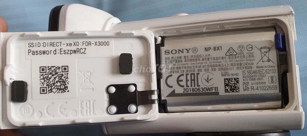 0908456909 - Sony Action Cam FDR-X3000R kèm một đống đồ chơi.