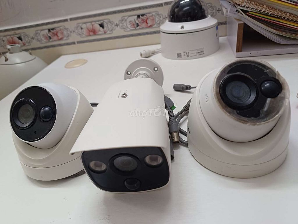 Camera analog hikvision có cảm biến PIR và Đèn LED