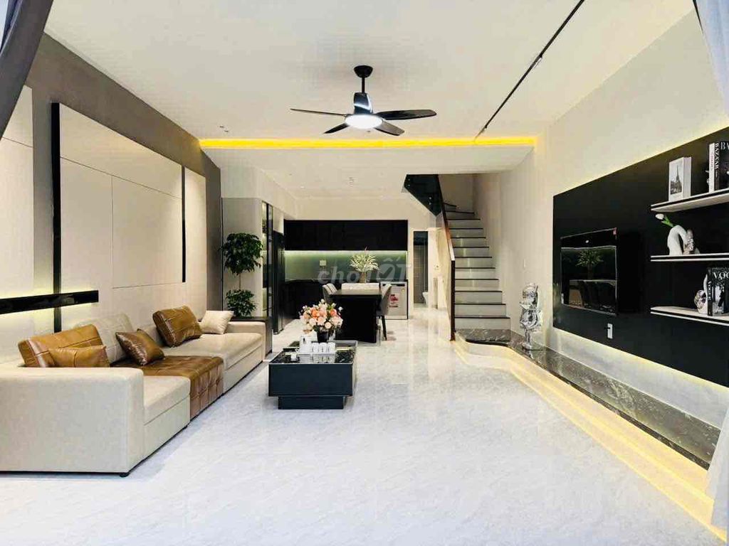 Brand-new 3-storey house with balconies in every bedroom — photo 7
