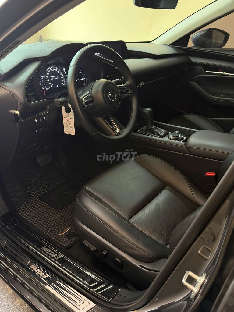 Mazda 3 Luxury конец 2023 г., цвет серый титан, в отличном состоянии