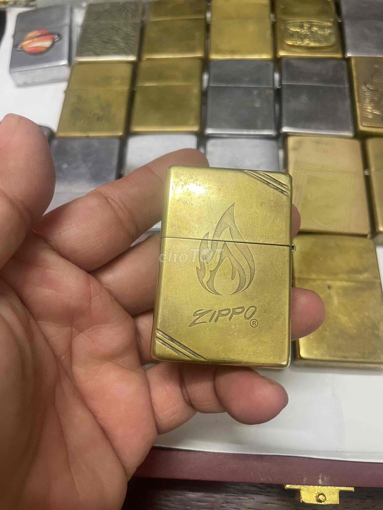 zippo ( C-21 ) vỏ ruột vàng . trùng nhau