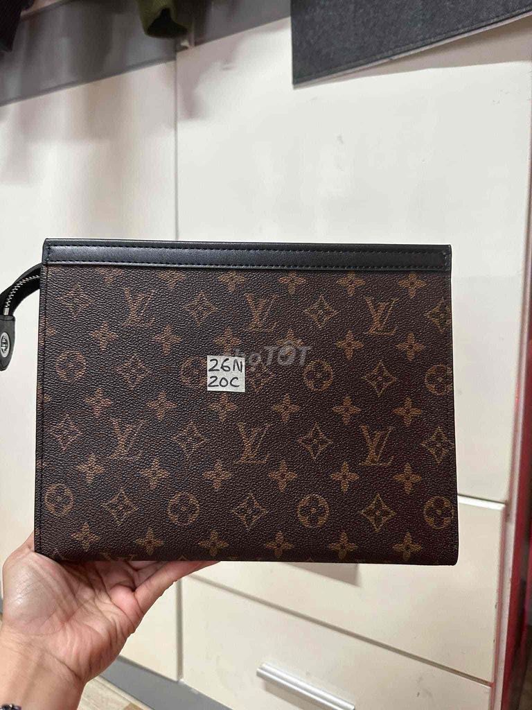 Clutch LV size 26x20 tem mác đầy đủ