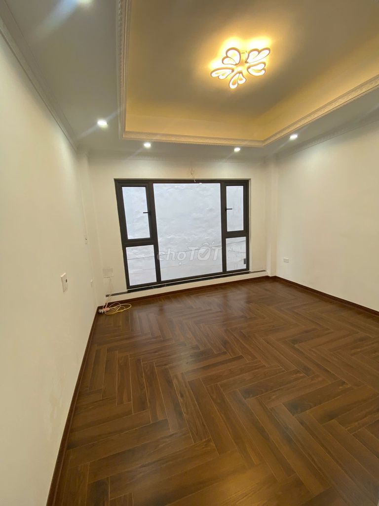 Cho thuê nhà Tôn Đức Thắng 30m² x 6 tầng, thang máy, ô tô cửa chỉ 20tr