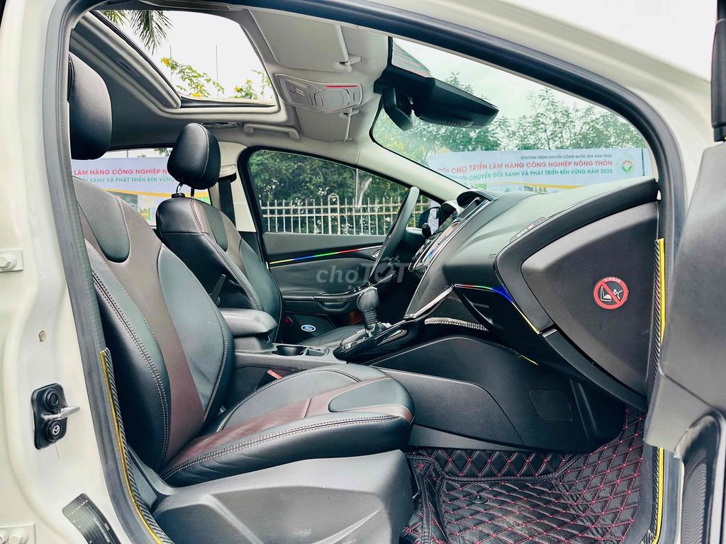 Ford Focus S Hatchback 2014 Trắng 126903 km. Mua bán Ô tô tại Quận Cẩm Lệ Đà Nẵng được đăng bởi Chị Hà hình 16