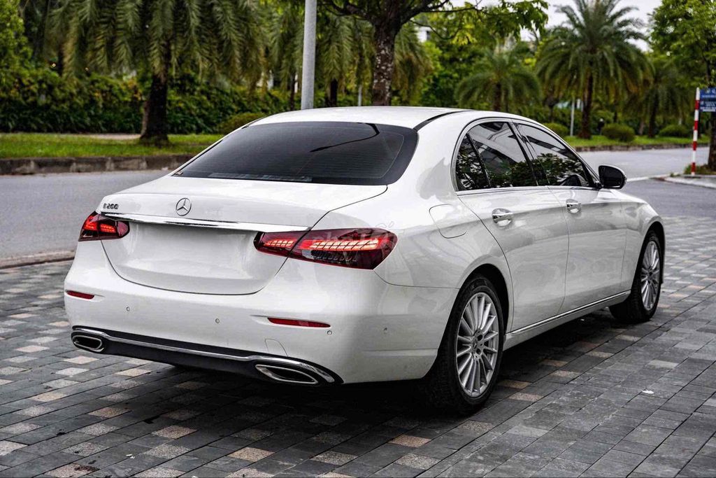 Mercedes_E200_Exclusive Model 2023 Bank 90%. Mua bán Ô tô tại Quận 7 Tp Hồ Chí Minh được đăng bởi PHÁT ĐẠT LUXURY CAR hình 4