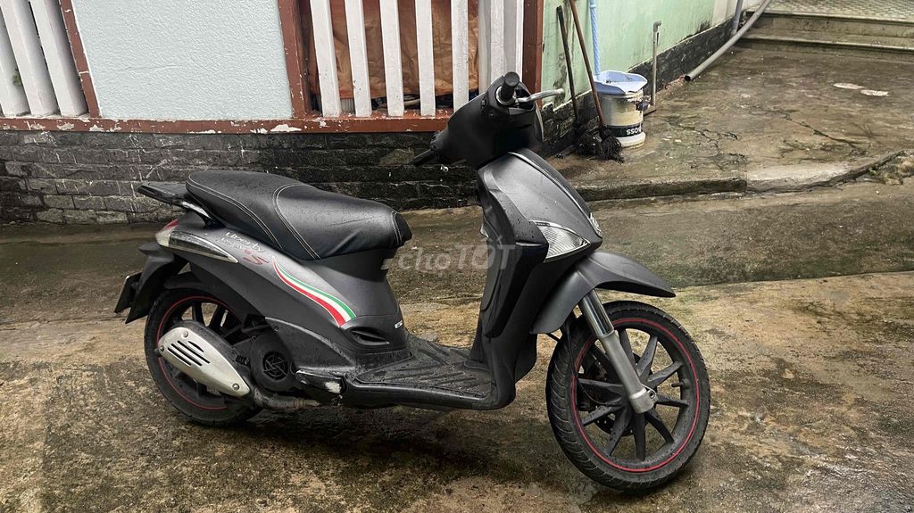 Черный скутер Piaggio Liberty