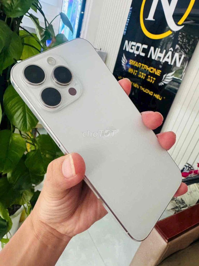 Apple iPhone 15 Pro Max 256GB Bạc Mỹ 99% zin chất. Mua bán Điện thoại tại Thành phố Biên Hòa Đồng Nai được đăng bởi Oanh Hoang hình 1