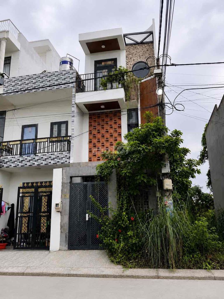 Nhà 2 lầu thiết kế vừa ở , văn phòng P.Long Trường