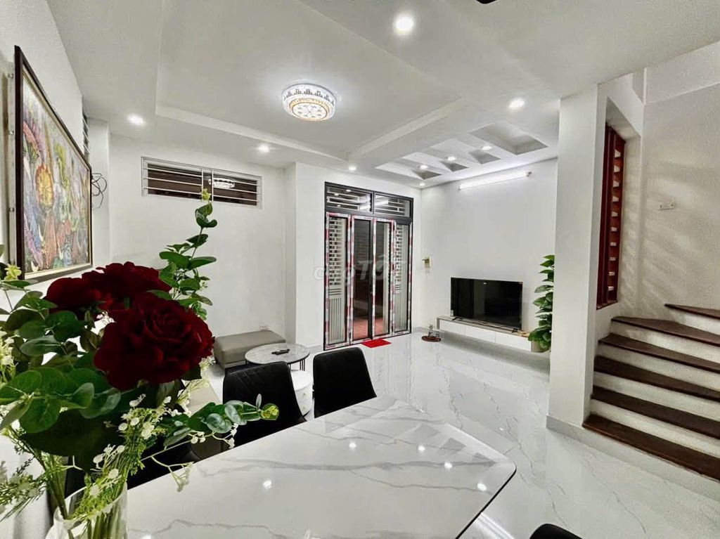 Дом в аренду в Хоанг Куок Вьет, Кау Гиай, 40 м2, 3 спальни