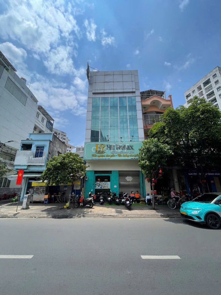 Cần bán 338 Lạc Long Quân gần vòng xoay Đầm Sen. DT: 7 x 8m, 4 tầng.