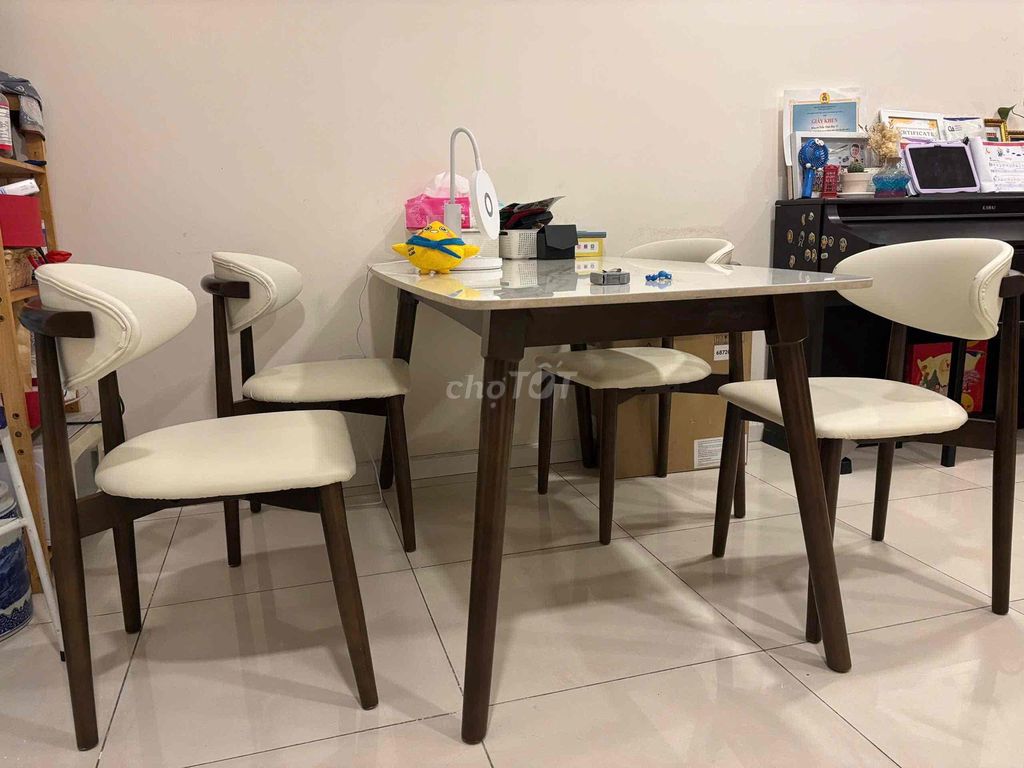 Bộ bàn ăn mặt đá 1.4m 4 ghế Trắng Nâu 90%. Mua bán Bàn ghế tại Quận 10 Tp Hồ Chí Minh được đăng bởi Trần Nhật Huy hình 1