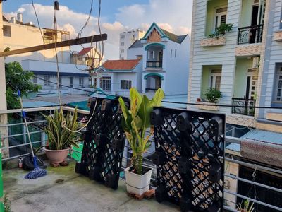 Nhà nguyên căn 60m2, hxt, 2pn, ban công , gần emart phan huy ích