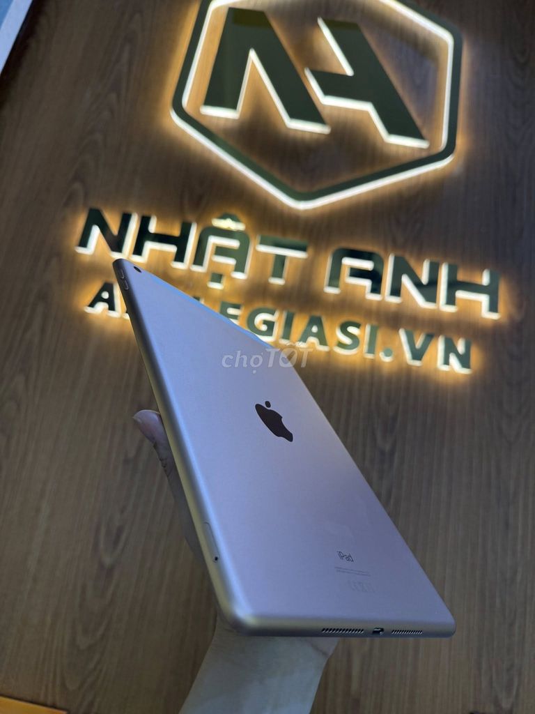 Apple iPad Gen 8 32GB Vàng hồng. Mua bán Máy tính bảng tại Quận Gò Vấp Tp Hồ Chí Minh được đăng bởi Nguyễn Thị Thu Hiền hình 1