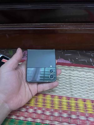 Samsung Z Flip 4 Xám Có sọc mờ màn hình