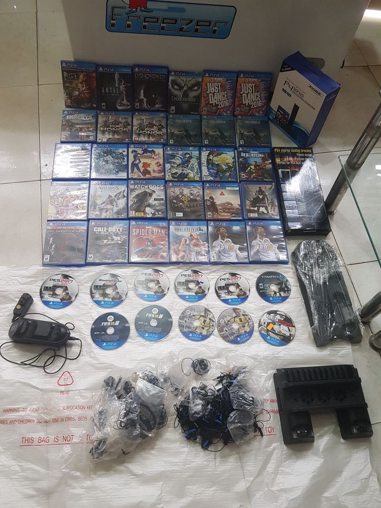 Đỉa Ps4 góc và đế tảy nhiệt và tay nghe Ps4