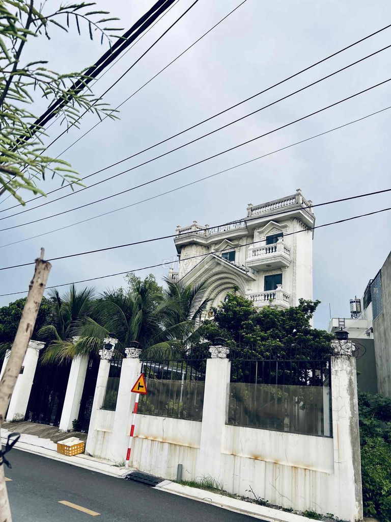 Cho Thuê Nguyên Căn Biệt Thự Siêu Rẻ DTSD 800m2 1Trệt 3Lầu 6Pn 6Wc