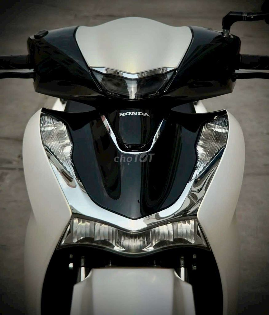 Хонда SH 160i ABS 2024 Черно-белая 13 000 км