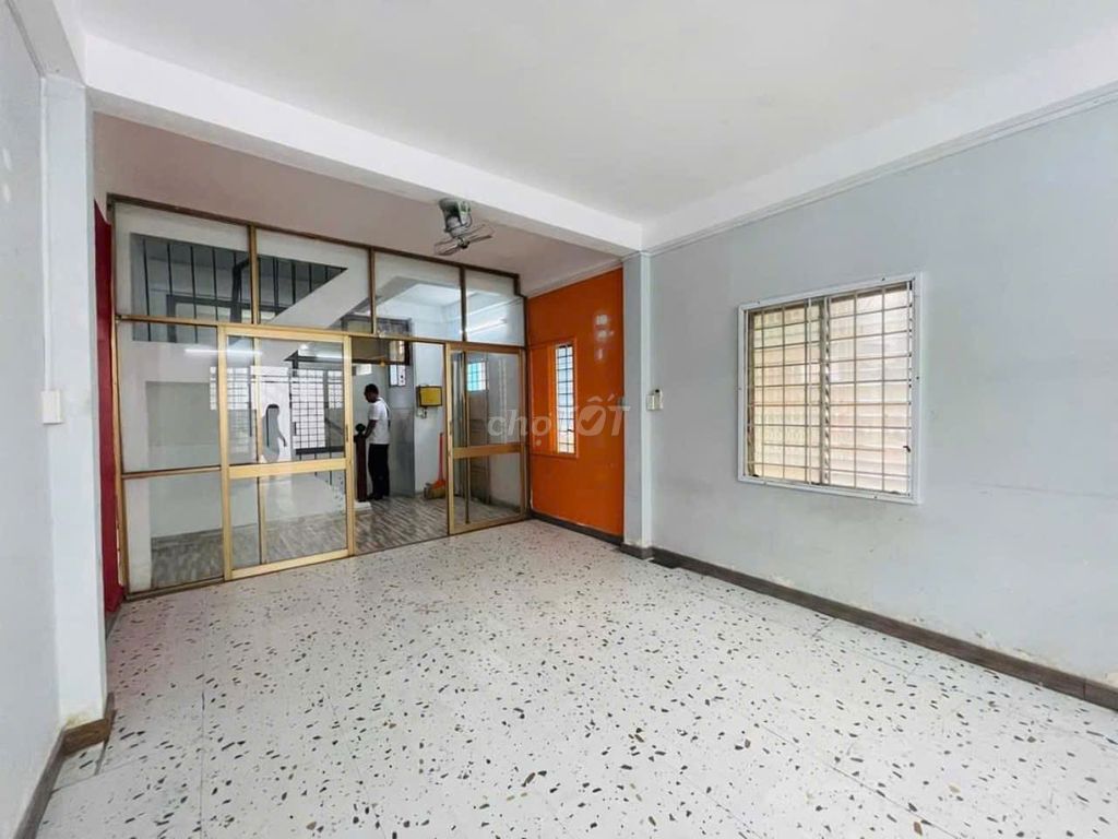 Аренда · 3 комн. · 42 м² · Quận 10, ул. Đường Lê Hồng Phong