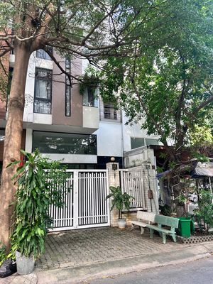 Rent · 4 bd · 120 м² · Quận 7, ул. Đường Hoàng Quốc Việt