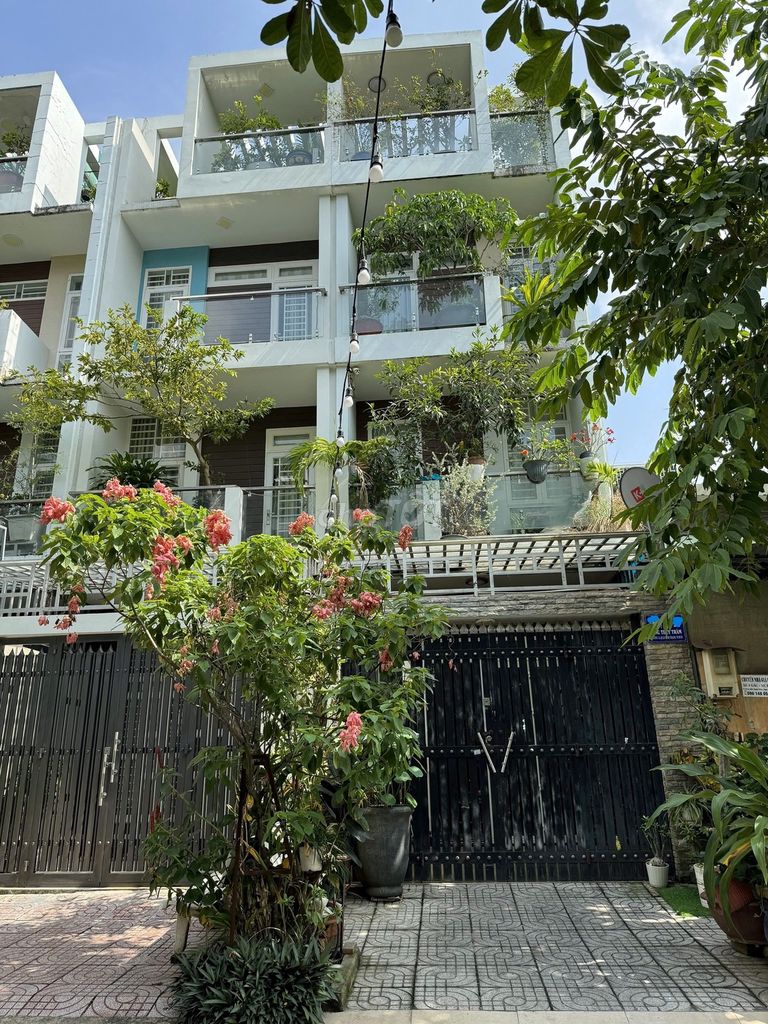 Bán gấp nhà Bình Lợi. DT 4X18M.Trệt 2 Lầu ST Hẻm thông 12m có vỉa hè