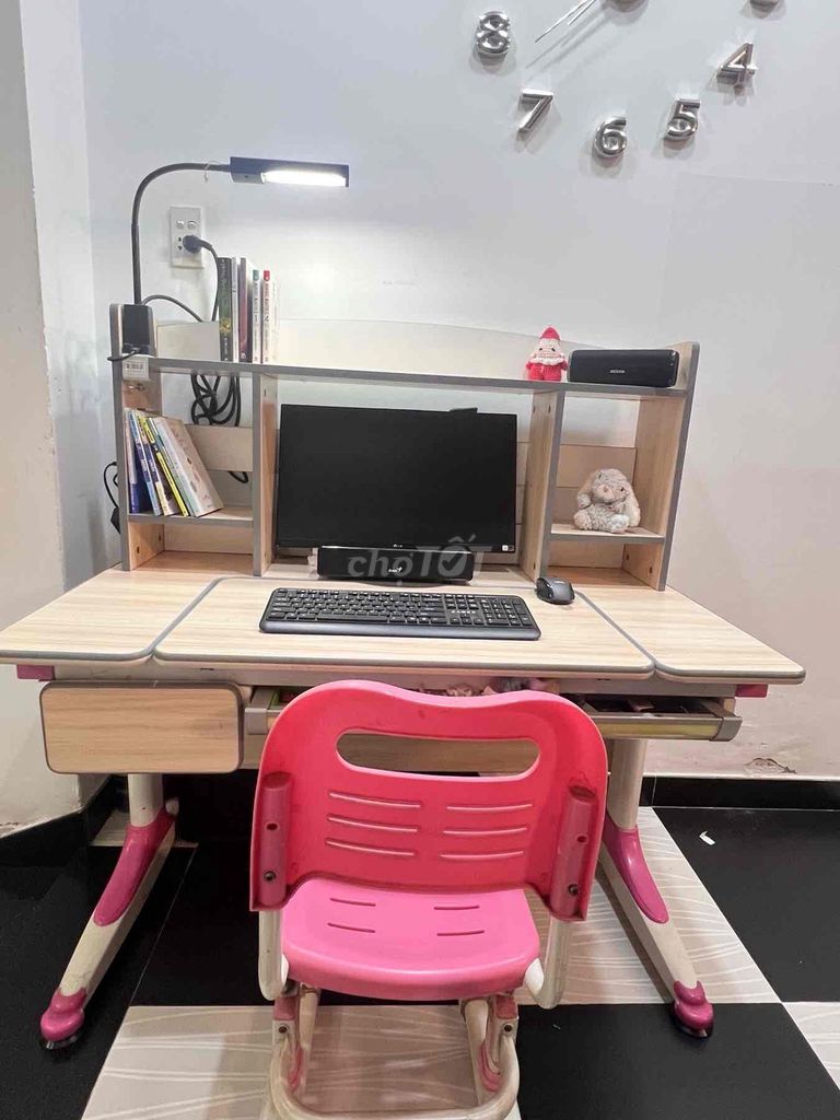 Bàn học Gỗ Nâng hạ chiều cao. Mua bán Bàn ghế tại Quận 10 Tp Hồ Chí Minh được đăng bởi lê Thuỵ Uyên Thy hình 1