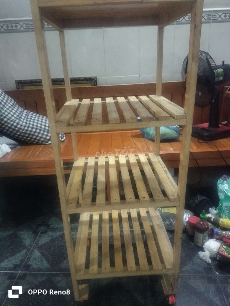 Kệ gỗ Vàng gỗ 40x40cm có bánh xe. Mua bán Tủ, kệ gia đình tại Quận 5 Tp Hồ Chí Minh được đăng bởi Lê Nhung hình 1