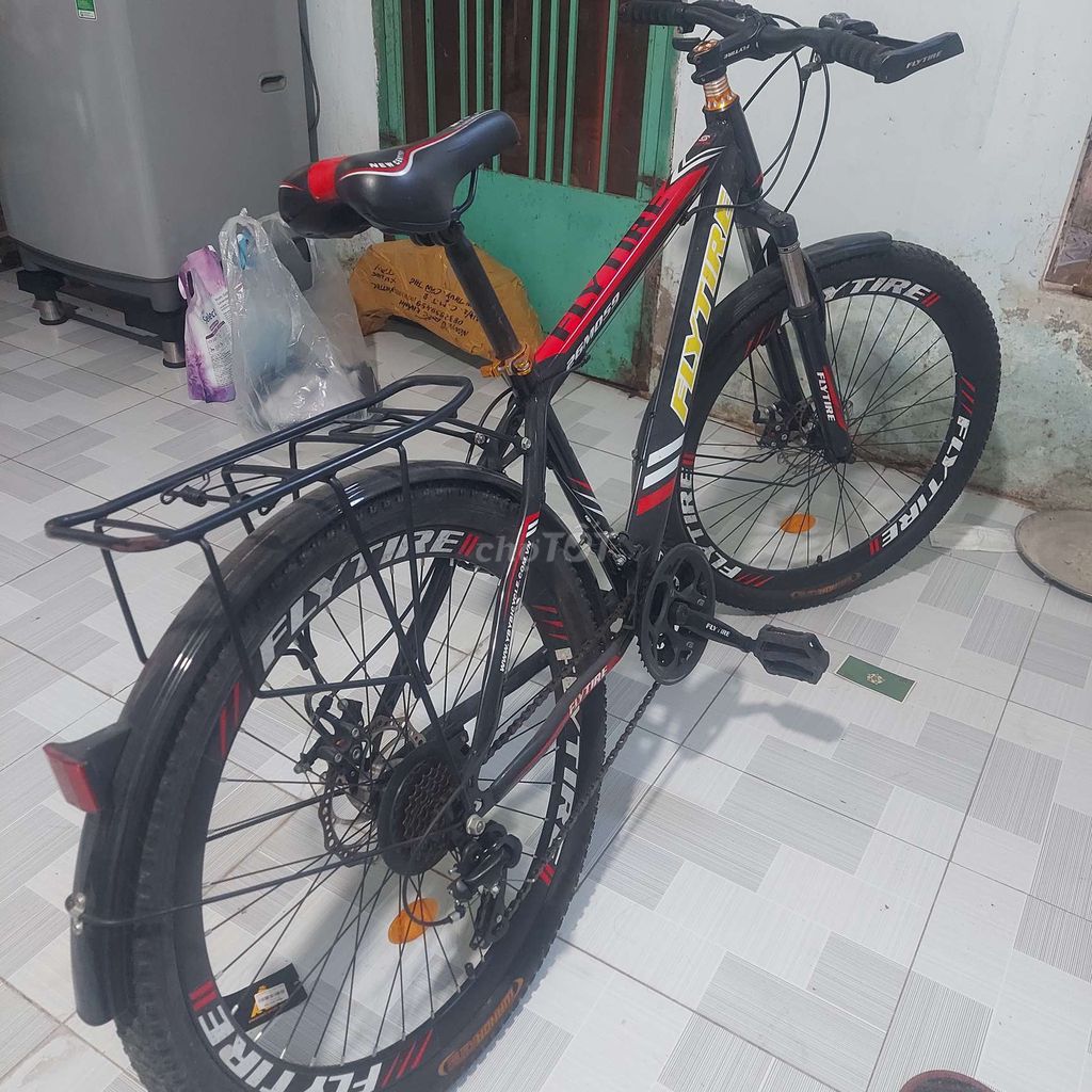 Xe đạp địa hình Flytire Đen Đỏ Vàng Như mới. Mua bán Xe đạp tại Quận Bình Thuỷ Cần Thơ được đăng bởi Vân Khanh hình 2