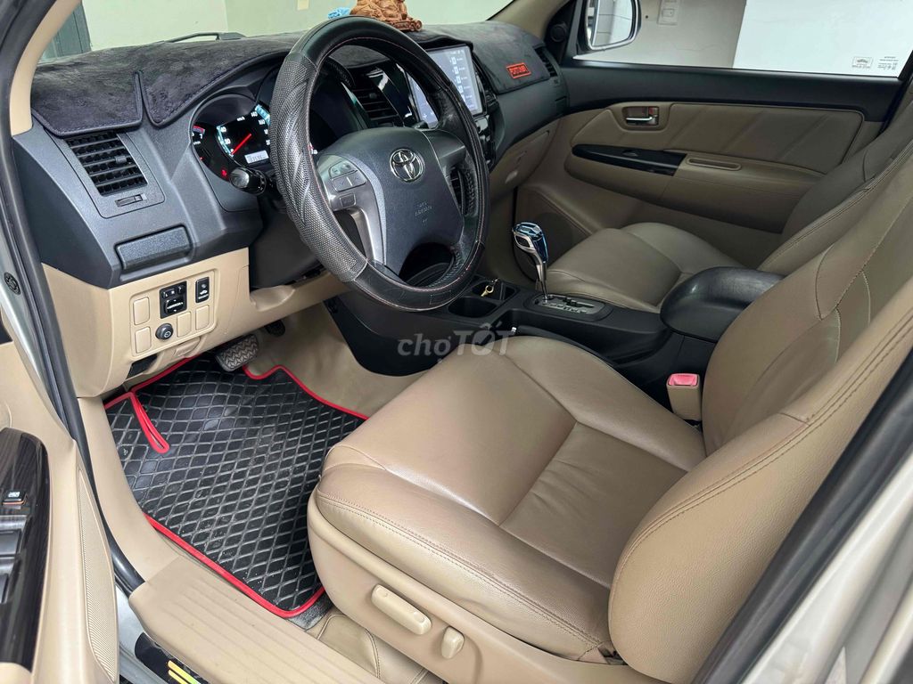 Тойота Фортунер 2.7V 2016 Бензиновая автоматическая, серебристая