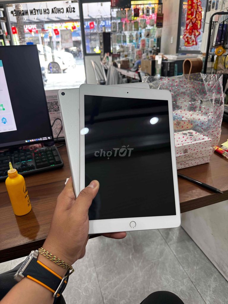 Apple iPad Gen 8 128GB Bạc 99%. Mua bán Máy tính bảng tại Thành phố Dĩ An Bình Dương được đăng bởi Lê Hoàng Hải hình 1