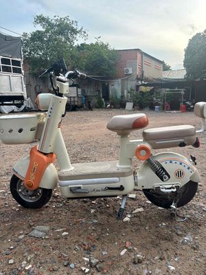 Xe điện màu cam + sạc