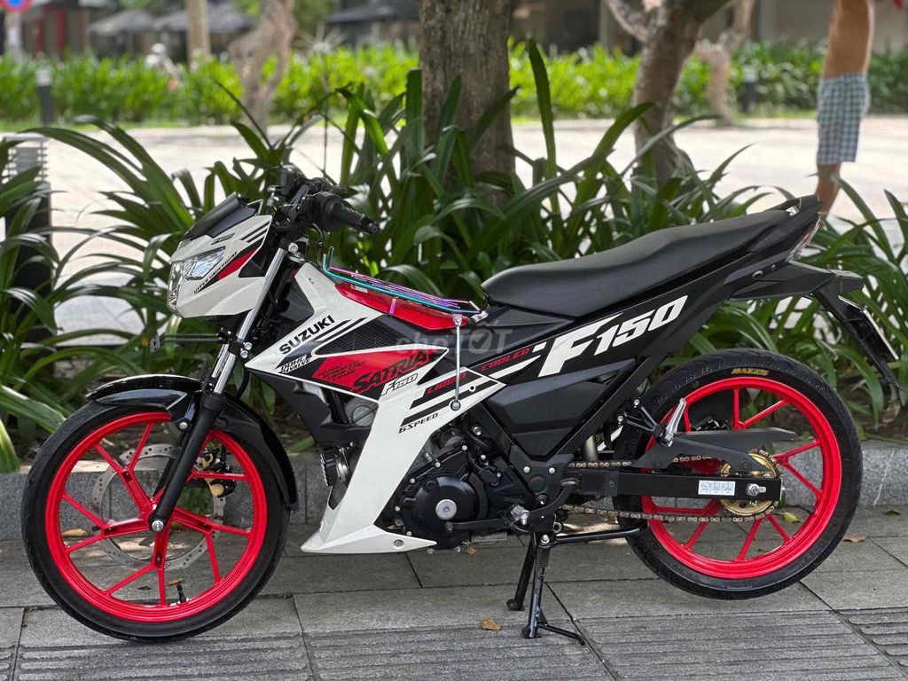 Satria 150 Fi 2023 бело-красно-черный 10 000 км номера Хошимина 9 владельцев