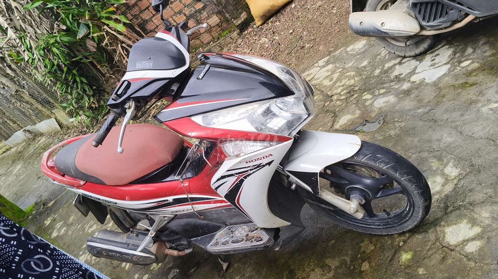 Honda Air Blade 2011 108cc Trắng-Đỏ-Đen. Mua bán Xe máy tại Huyện Hòa Vang Đà Nẵng được đăng bởi Châu Thương hình 2
