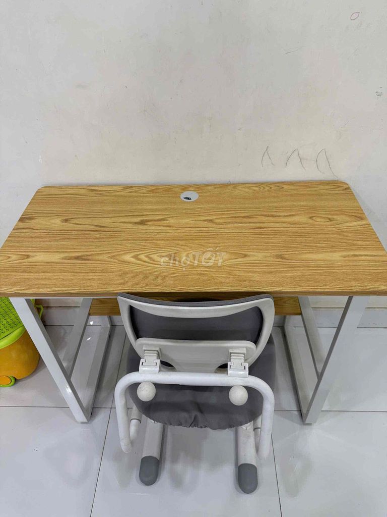Bàn học + ghế. Mua bán Bàn ghế tại Thành phố Thủ Đức Tp Hồ Chí Minh được đăng bởi Trương Thị Trà Mi hình 1