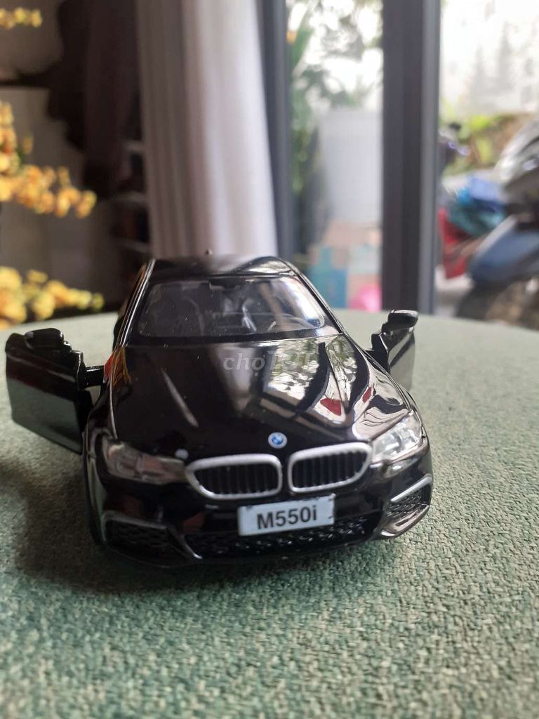 Mô hình kim loại  xe sang BMW mới 99%