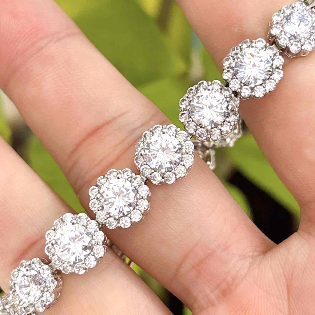 Lắc ngoại Bạc đúc kiểu HALO đính Full đá rất đẹp. Mua bán Phụ kiện thời trang khác tại Quận 3 Tp Hồ Chí Minh được đăng bởi Shop Đồng Hồ Bút Viết Mắt kính Bật lửa Nhẫn Mỹ hình 1