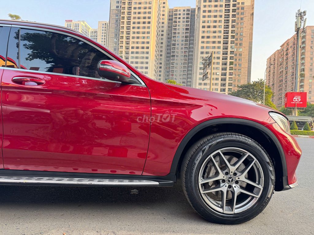 Mercedes GLC300 2018 model 2019 màu đỏ. Mua bán Ô tô tại Quận Thanh Xuân Hà Nội được đăng bởi Nguyễn Tuấn Hoàng hình 7