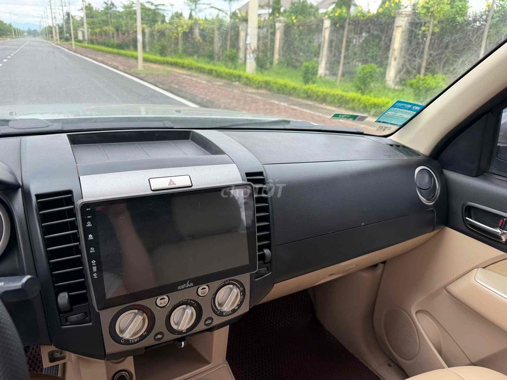 Ford Everest 2011 механикой Серебристый