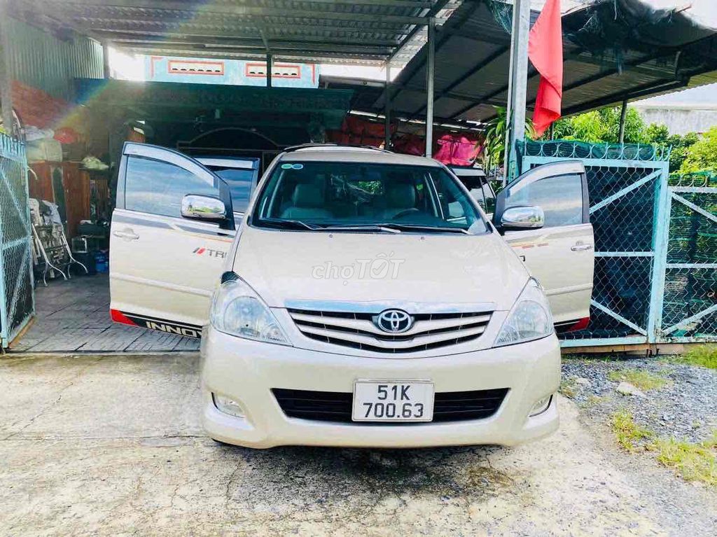 Toyota Innova 2010 G - 100000 km