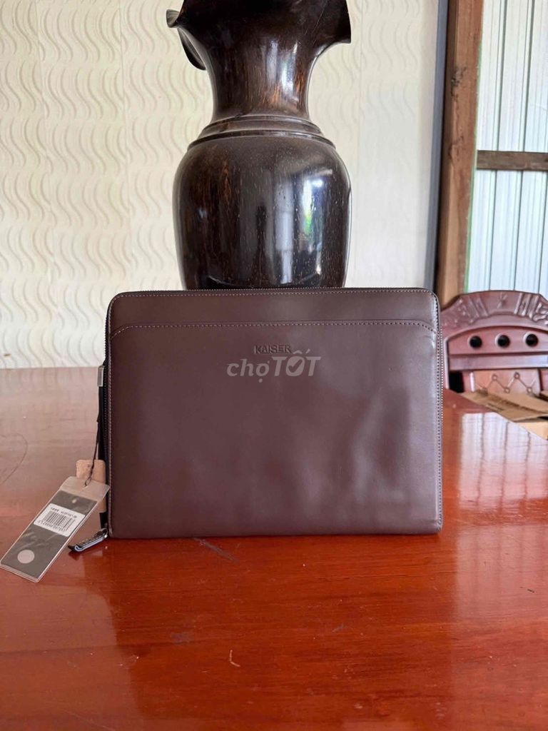 Túi cầm tay Kaiser da cừu chính hãng. Mua bán Túi xách tại Quận Ninh Kiều Cần Thơ được đăng bởi Duy 2hand   Da lô là  0 ba 2 sáu 054115 hình 1