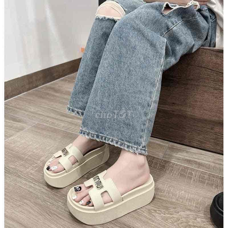 Sẵn còn 1 đôi size 36 và 1 đôi 39 sale nhanh