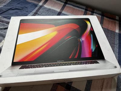 Macbook pro 2019 512gb chip i7