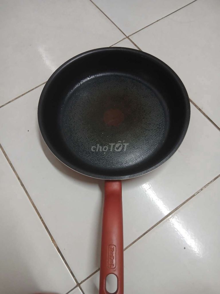 Chảo chống dính Tefal đỏ kim loại. Mua bán Dụng cụ nhà bếp tại Thành phố Thủ Đức Tp Hồ Chí Minh được đăng bởi Văn Hưng hình 1