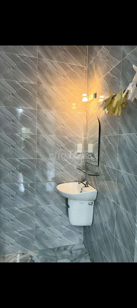 Nhà sạch sẽ ,trệt ,đúc lửng ,2 phòng ngủ ,1wc, cổng  rào ,khu an ninh