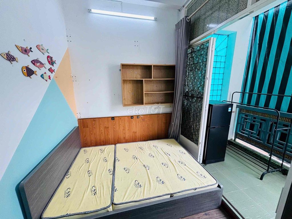 Квартира с 2 спальнями, балконом и мебелью, недорого, центр 1-го округа