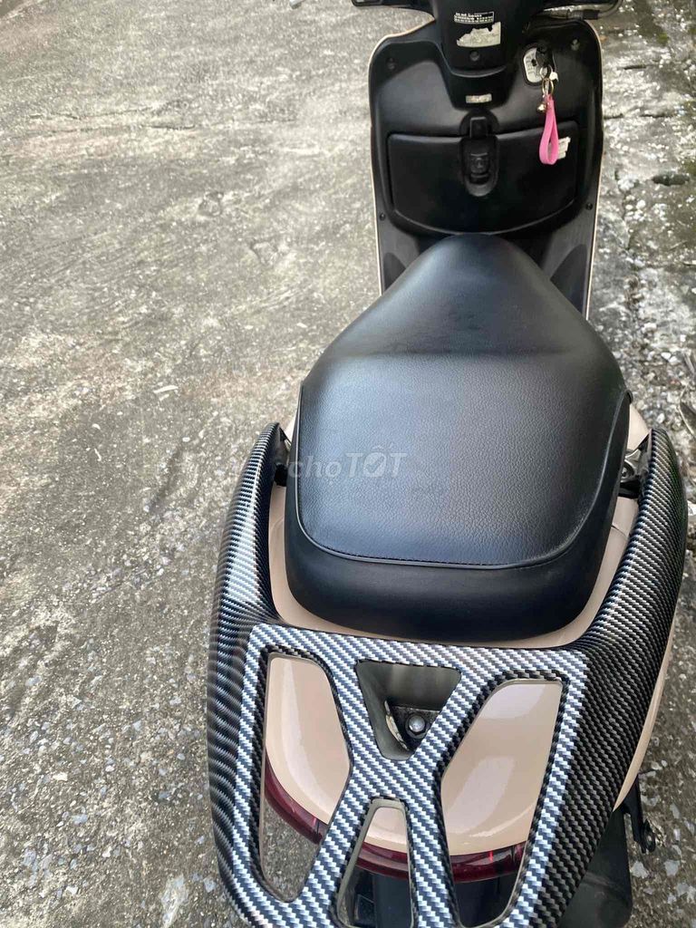 Honda Lead цвета песочное золото Ханой