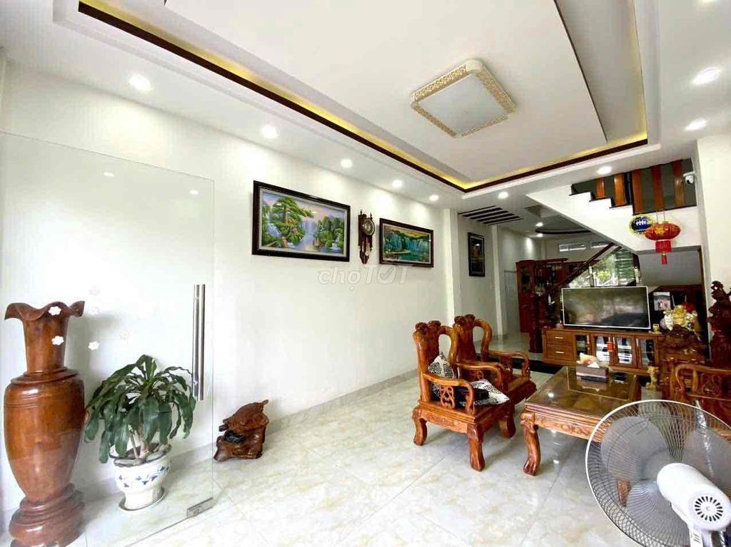Cho thuê nhà nguyên căn 4 tầng KĐT Hà Quang 2. có 4PN, 4WC. Đường 8m